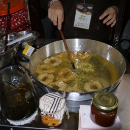 Frying picarones ...